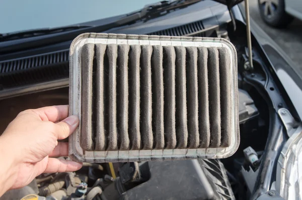 Technician holding the  dirty air filter — Stock Photo, Image