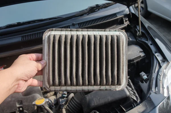 Technician holding the  dirty air filter — Stock Photo, Image