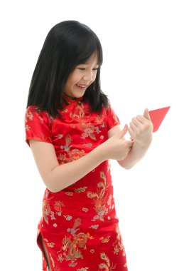 güzel Asyalı kız ang pow veya kırmızı paket para hediye holding