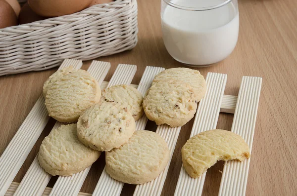 Copo de leite e biscoito — Fotografia de Stock