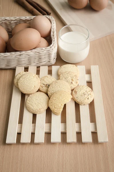 Copo de leite e biscoito — Fotografia de Stock