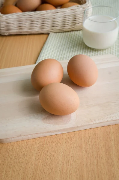 Close up of eggs on wooden table — Stock Photo, Image