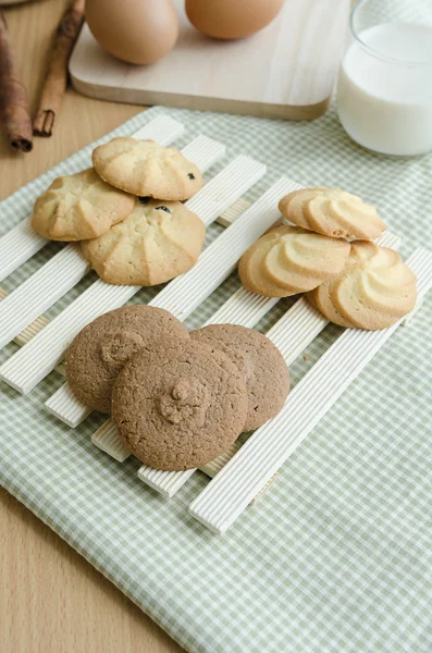 Biscoitos e copo de leite — Fotografia de Stock