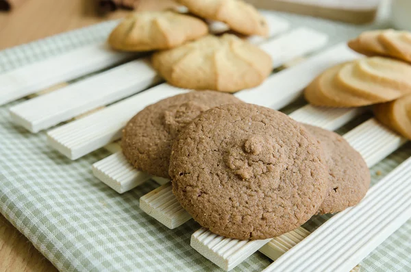 Biscoitos em bandeja de bambu — Fotografia de Stock