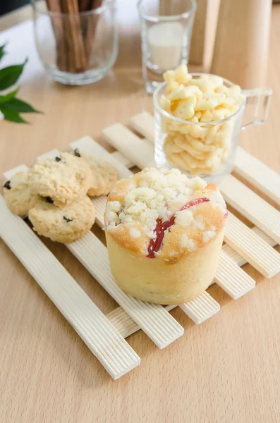 Close up de muffin e flocos de milho na mesa de madeira — Fotografia de Stock
