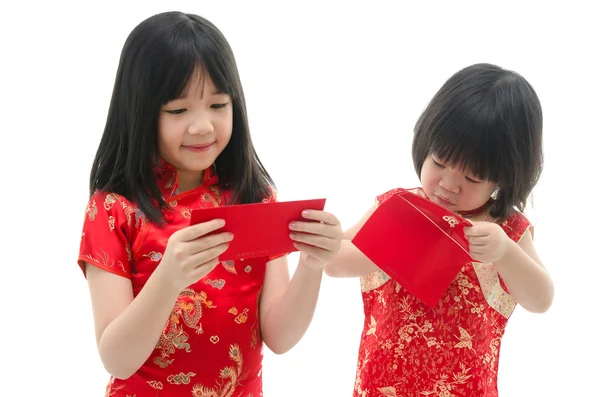 Pequeña asiática chica y chico holding rojo paquete monetario regalo —  Fotos de Stock