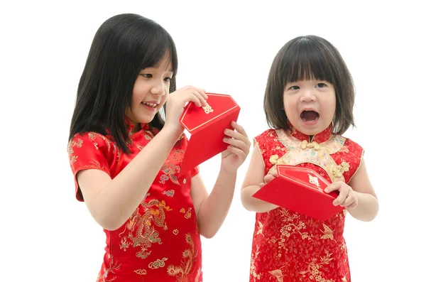 Liten asiatisk flicka och pojke håller röda packet monetär gåva — Stockfoto