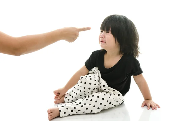Aziatische baby huilen terwijl moeder scolding — Stockfoto
