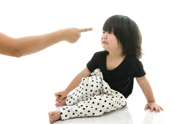 Asiático bebê chorando enquanto mãe repreensão — Fotografia de Stock