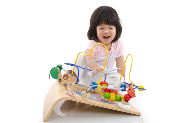 Aziatische baby spelen onderwijs speelgoed — Stockfoto