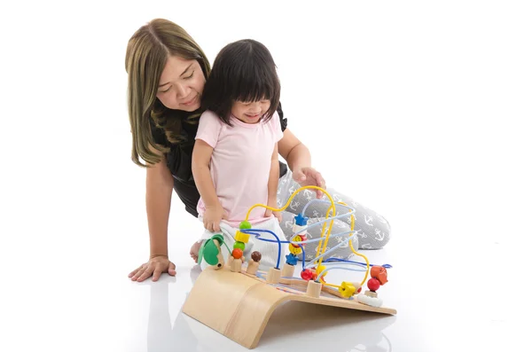 Asya anne ve oğlu eğitim oyuncak oyun — Stok fotoğraf