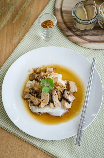 Азиатский стиль плоская рисовая лапша в соусе свинины — стоковое фото