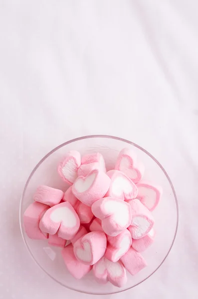 Marshmallow coração rosa em prato de vidro — Fotografia de Stock