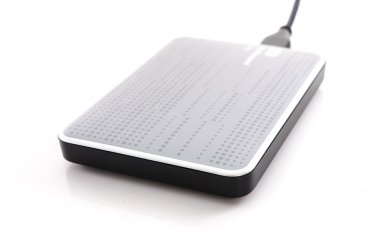 Beyaz arkaplandaki harici disk 