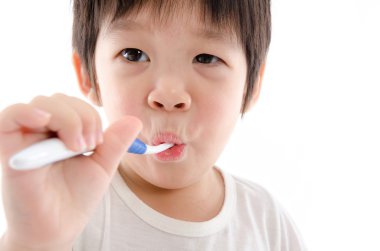 sevimli Asya bay beyaz arka plan üzerinde diş fırçalama 