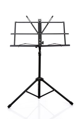 Beyaz arka plan üzerinde izole müzik standı