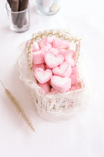 Roze hart marshmallow in vintage mand — Stockfoto