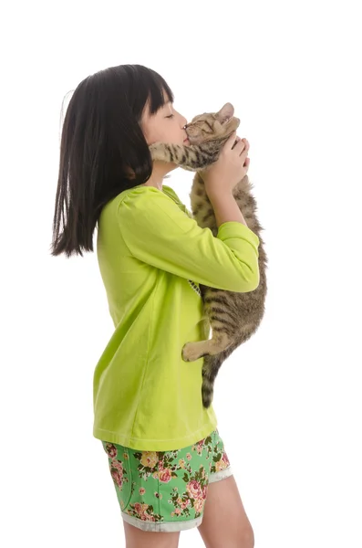 Cute asian girl hugging a little cat — Stock Photo, Image