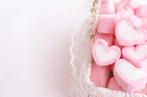 Roze hart marshmallow in vintage mand — Stockfoto