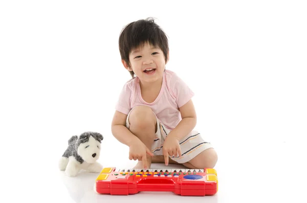 Pouco ásia menino jogar elétrico brinquedo piano — Fotografia de Stock
