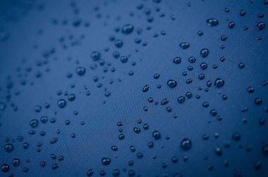 şemsiye üstünde su damlaları 