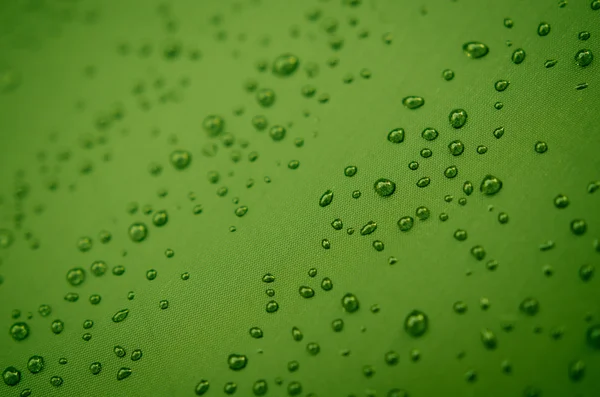 Wassertropfen auf Regenschirm — Stockfoto