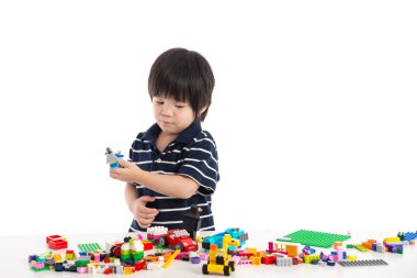 Küçük Asyalı çocuk renkli inşaat bloklarla oynama 
