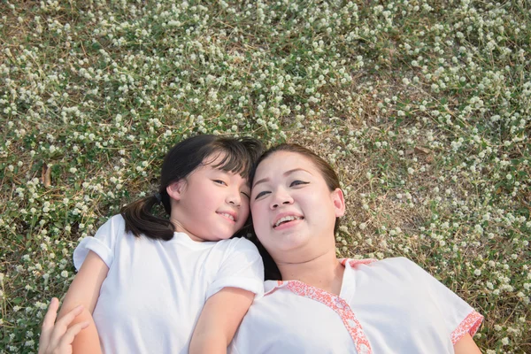 Asiática criança e sua mãe deitado — Fotografia de Stock