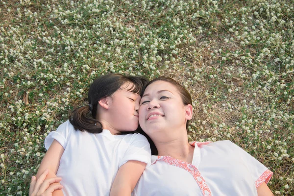 Ázsiai gyermek és anyja megállapításáról — Stock Fotó