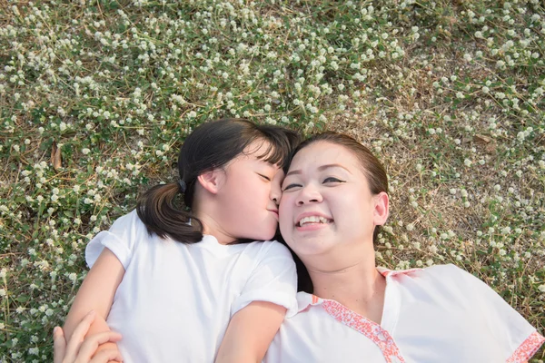 Asiatique enfant et sa mère couché — Photo