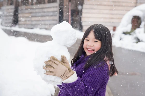 可爱的亚洲女孩在户外微笑在雪中 — 图库照片