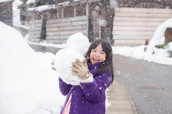 Carino asiatico ragazza sorridente all'aperto in neve — Foto Stock