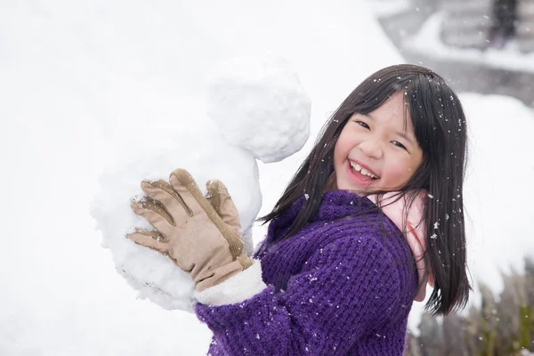 Cute asian girl smiling outdoors in snow — Stock Photo, Image