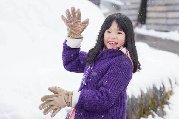 可爱的亚洲女孩在户外微笑在雪中 — 图库照片
