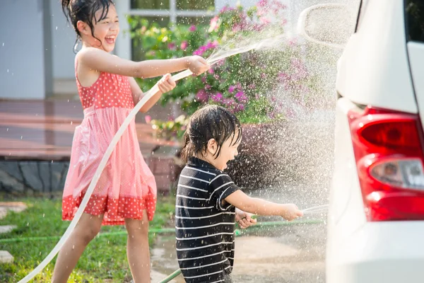 Asiatique enfants lavage de voiture — Photo