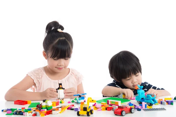 Malé asijské děti si hrají s barevnými stavební bloky — Stock fotografie