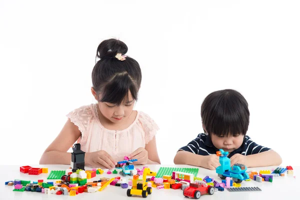 Pequeños niños asiáticos jugando con bloques de construcción coloridos —  Fotos de Stock