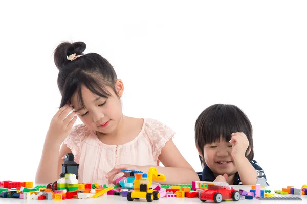 Pequeños niños asiáticos jugando con bloques de construcción coloridos —  Fotos de Stock