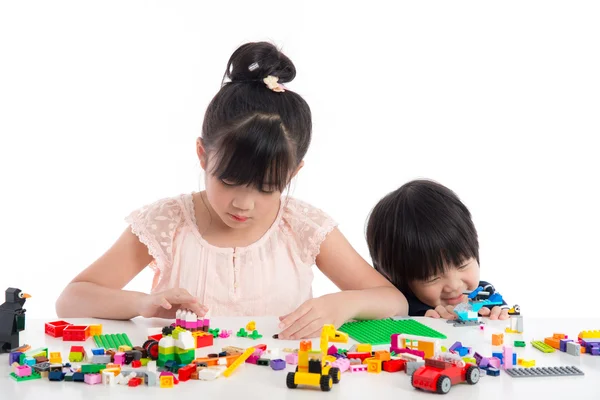 Küçük Asya çocuk renkli inşaat bloklarla oynama — Stok fotoğraf