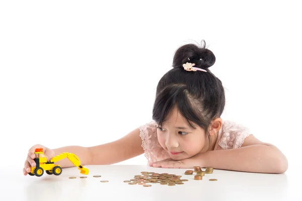 Pequeña chica asiática buscando excavadora juguete —  Fotos de Stock