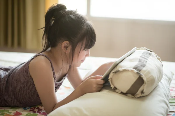 Menina asiática bonita usando tablet — Fotografia de Stock
