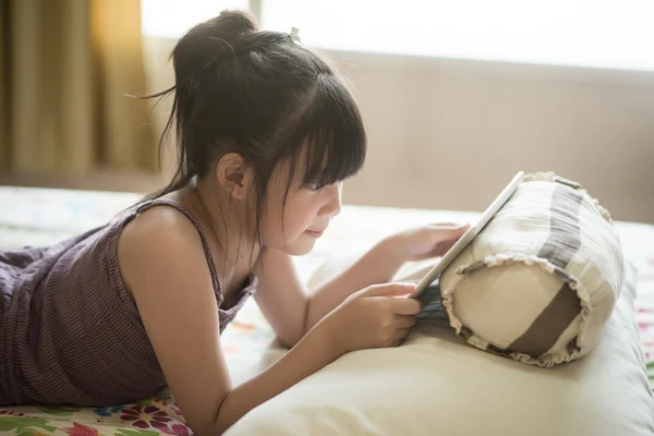 Menina asiática bonita usando tablet — Fotografia de Stock