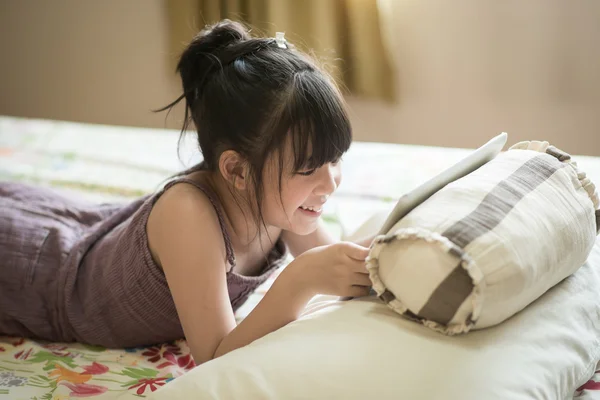 Menina asiática bonita usando tablet — Fotografia de Stock