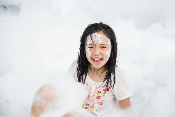 Asiatisk tjej ler i skum party — Stockfoto