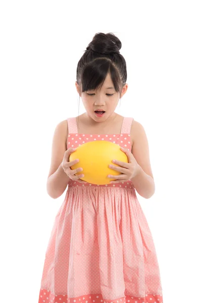 Liten asiatisk tjej anläggning melon — Stockfoto