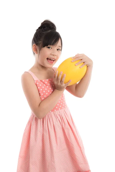 Kleine asiatische Mädchen halten Melone — Stockfoto