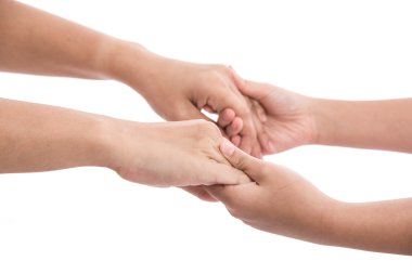 Anne ve kızı el ele tutuşuyorlar. 