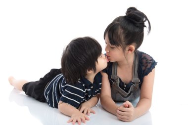 Asya çocuk yerde yatarken