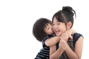 Sarılma ve öpüşme kız kardeşi Küçük Asya çocuk 