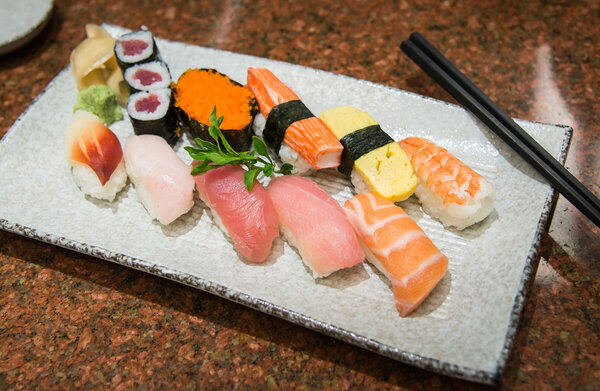 японские суши и рулоны
